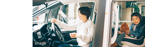 子供を車で送り届けるイメージ写真